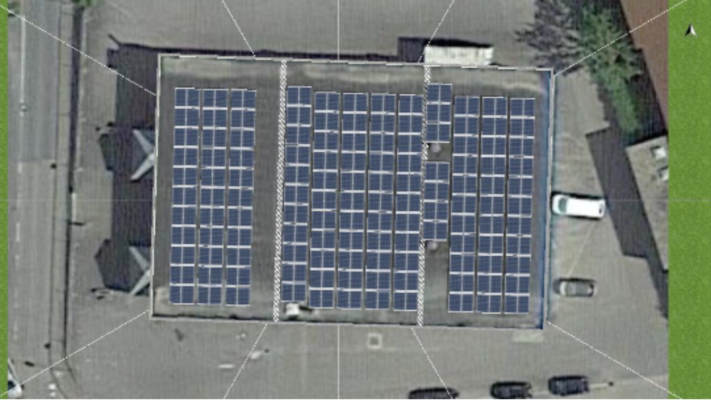 Photovoltaikanlage auf dem Dach einer Industriehalle