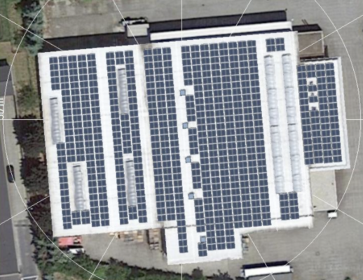 Photovoltaikanlage auf dem Dach einer Industriehalle